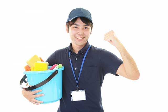 店舗設備を点検する作業スタッフ